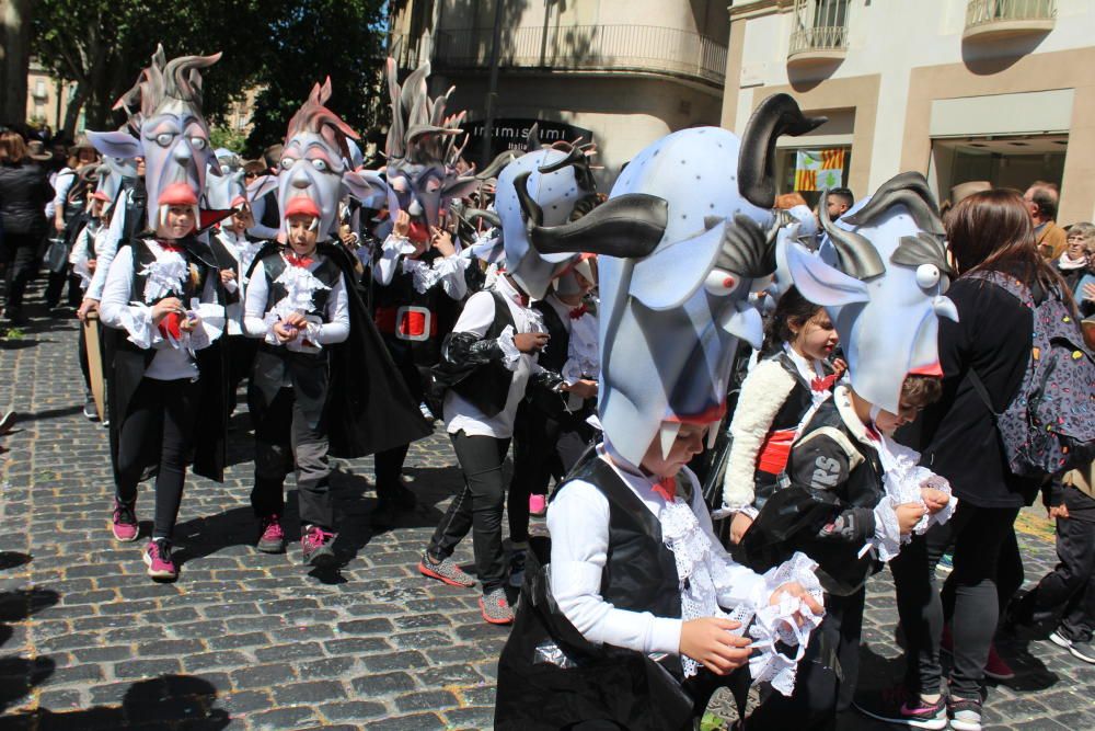 La rua escolar de la Santa Creu torna a enlluernar