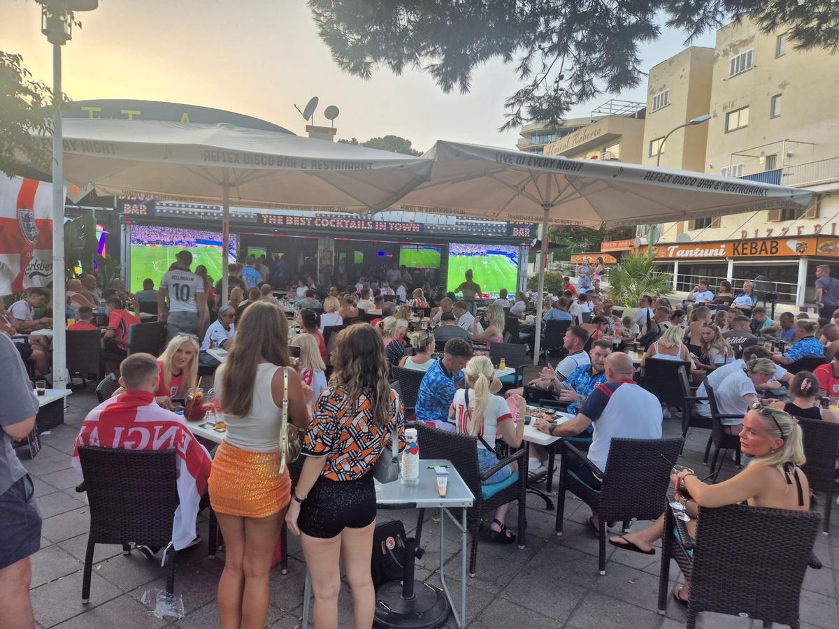 Aficionados ingleses se han concentrado en la zona de Magaluf (Calvià) para disfrutar del encuentro Argentina-Inglaterra.
