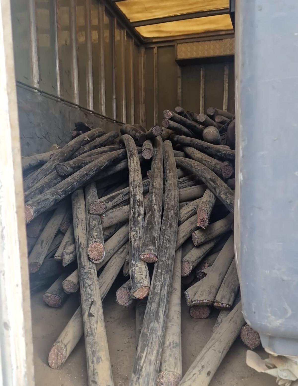 El cable de telecomunicacions interceptat pels Mossos d'Esquadra dins un camió a la C-16.