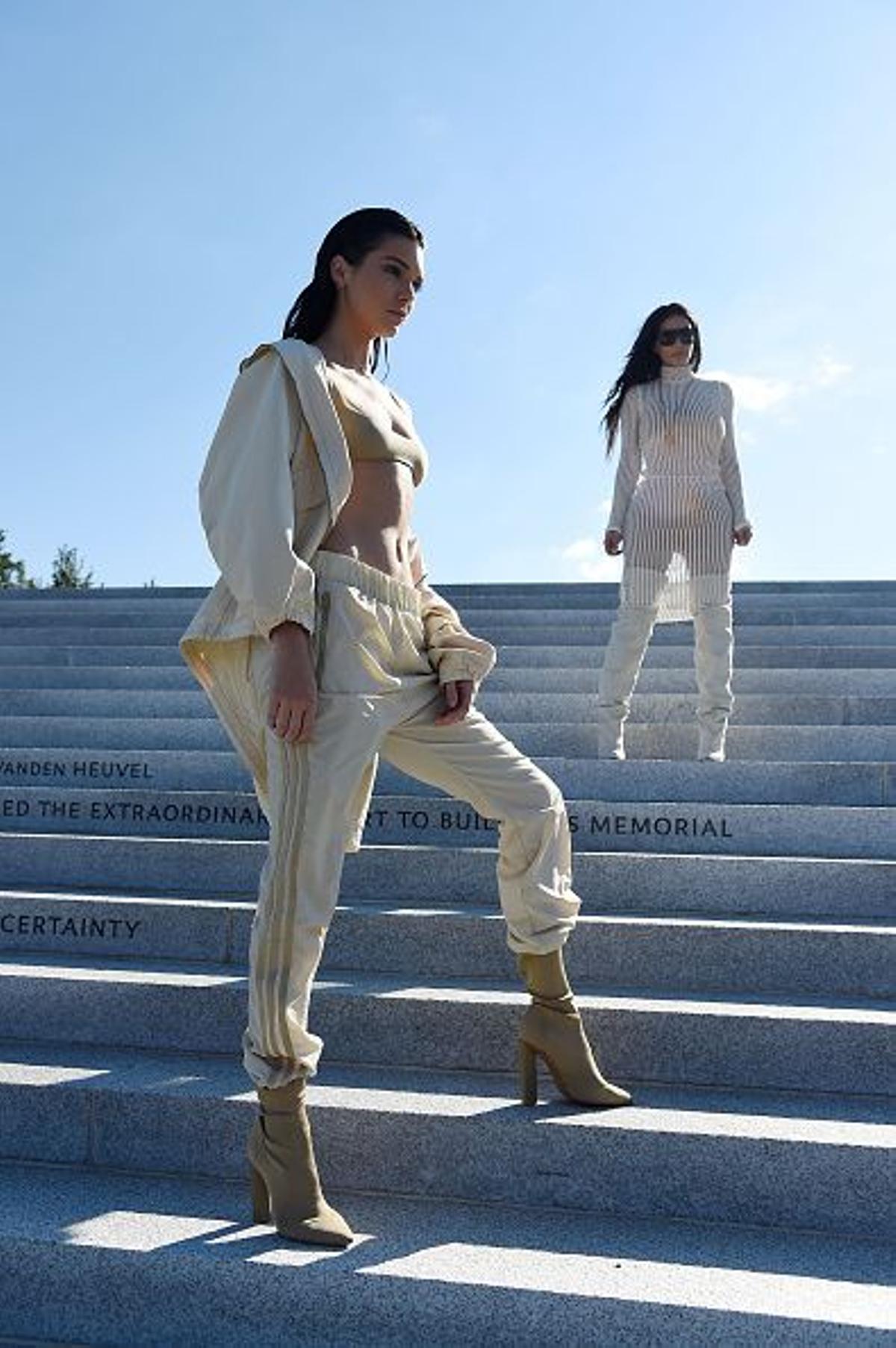 Kim Kardashian y Kendall Jenner en el desfile de Yeezy