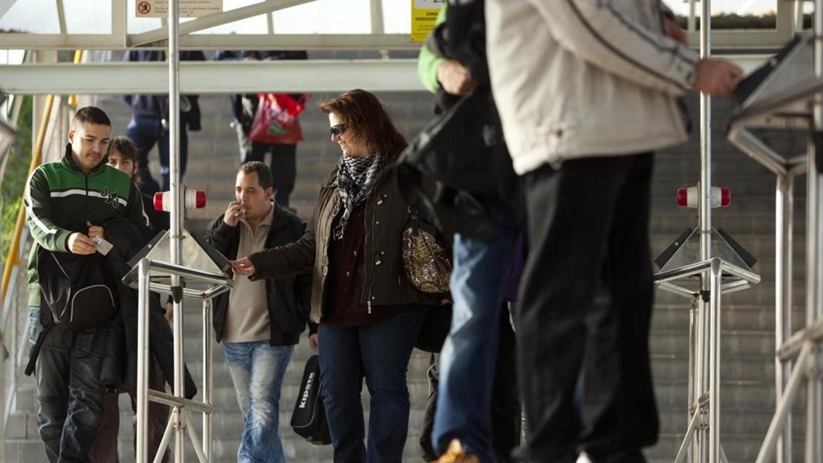 Trabajadores de Seat fichando al acabar su turno en la fábrica de Martorell.