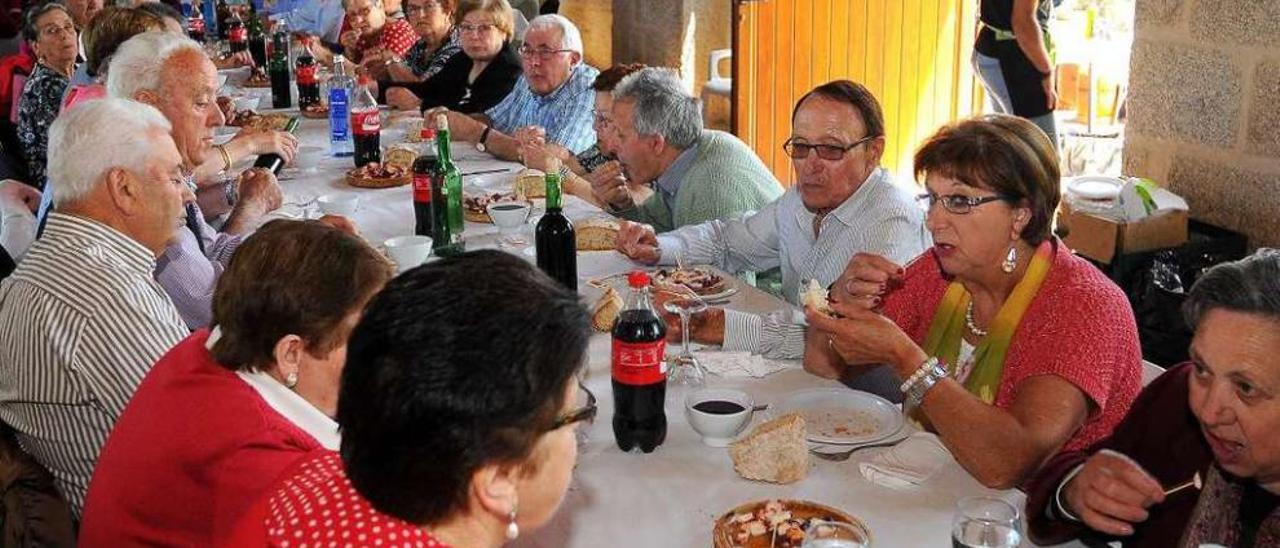 Comida reciente de la asociación de jubilados de Agolada en el local social de Basadroa. // Bernabé/Javier Lalín