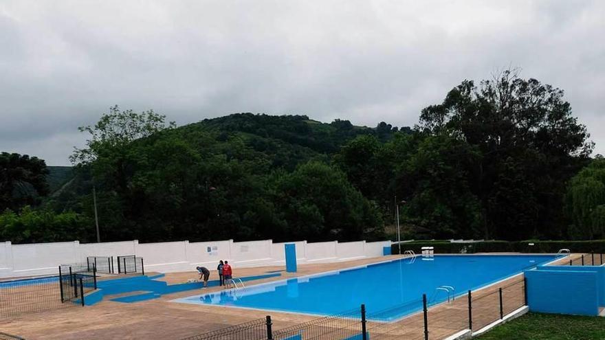 La lluvia aguó la apertura de la temporada en las piscinas de Riaño