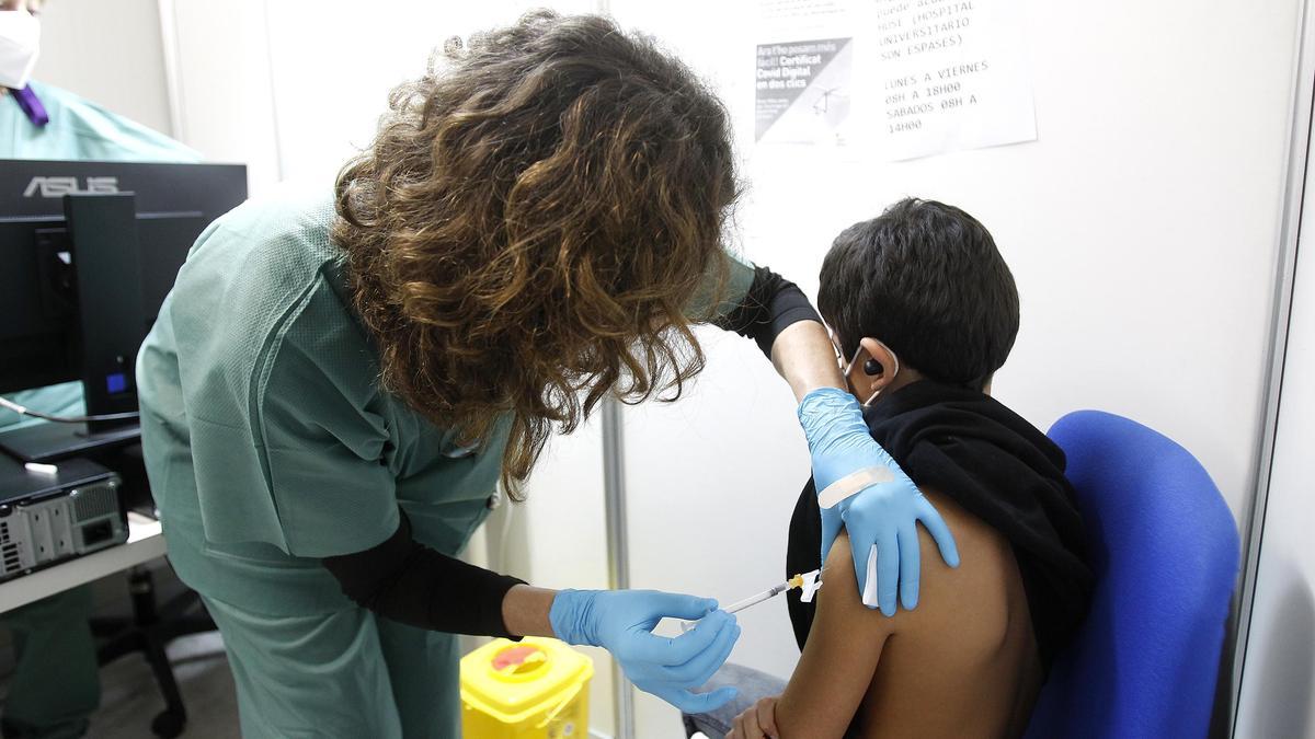 Un niño recibe una dosis de la vacuna contra la Covid-19.