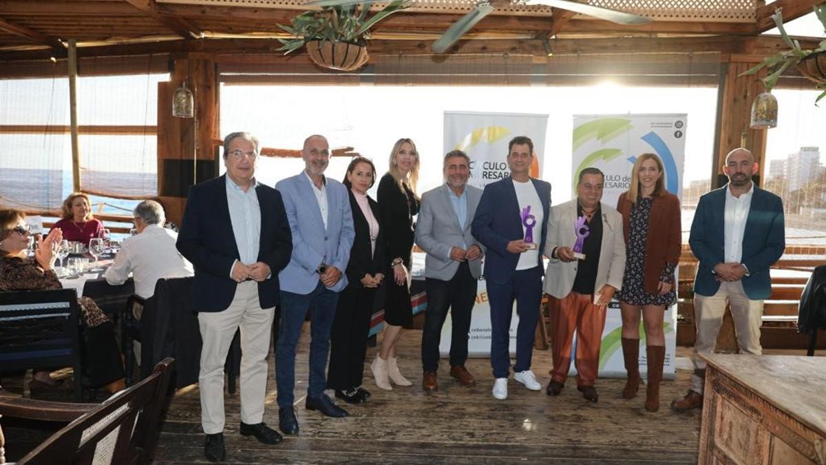 Foto de familia con los premiados por el Círculo de Empresarios.