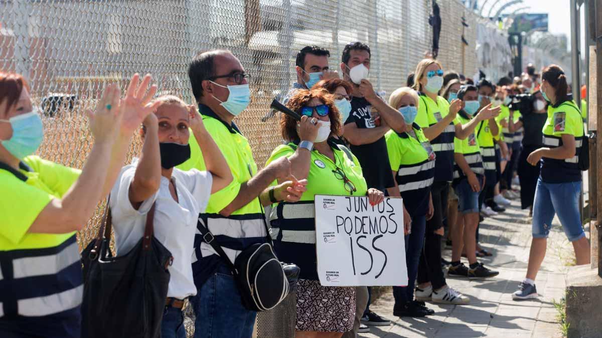 Los trabajadores de Nissan forman una cadena humana frente a la planta de la Zona Franca