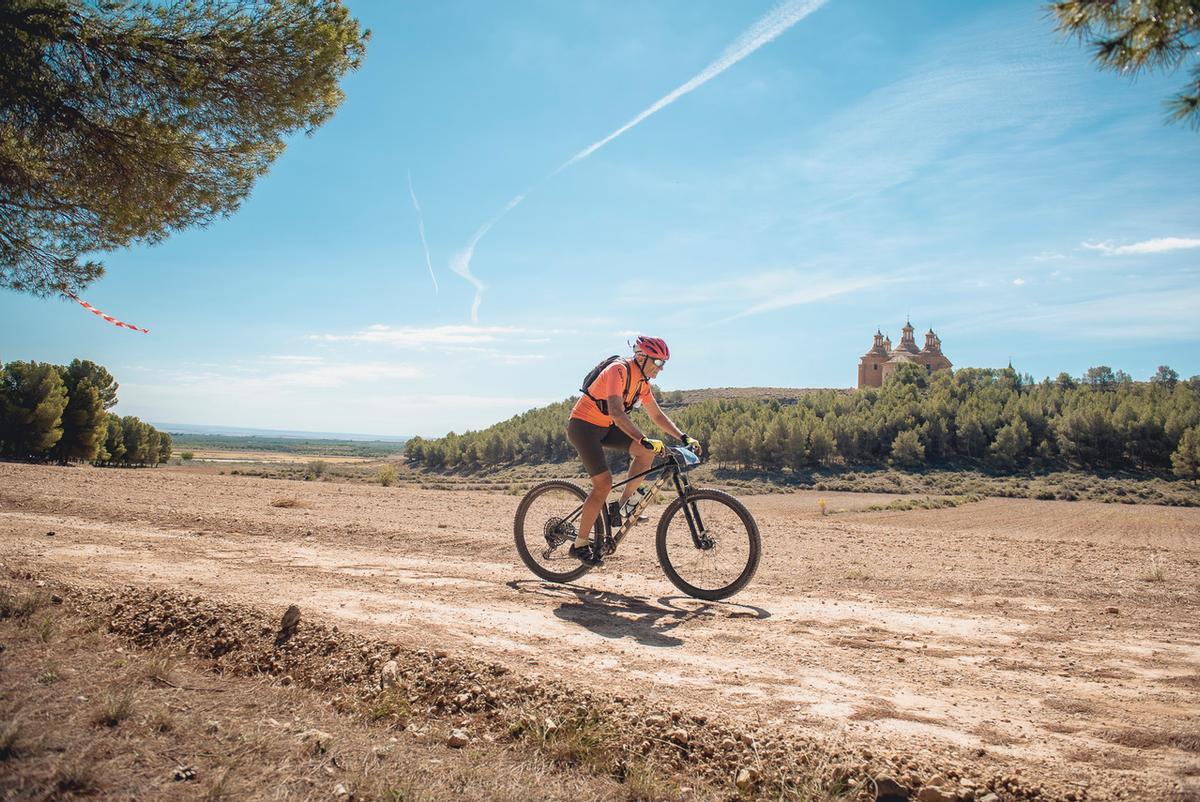 Uno de los participantes, por la estepa de Belchite.