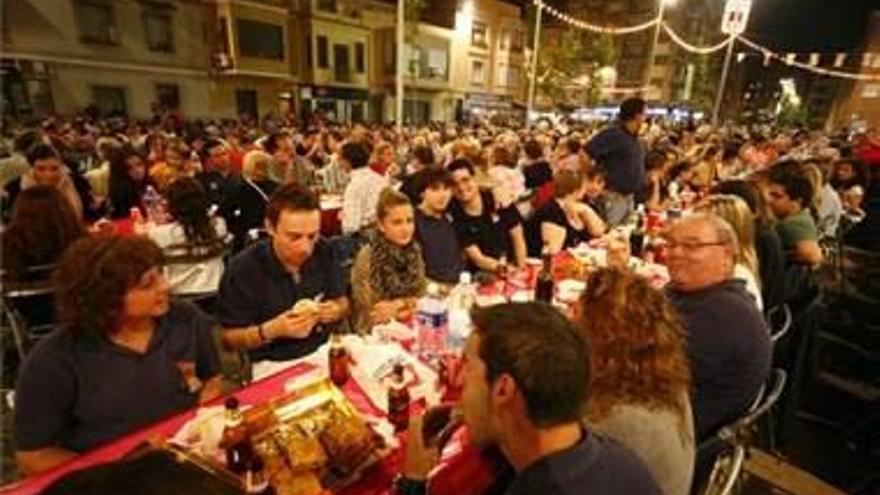 El &#039;sopar de pa i porta&#039; regresa en Santa Quitèria a la plaza Pere Cornell