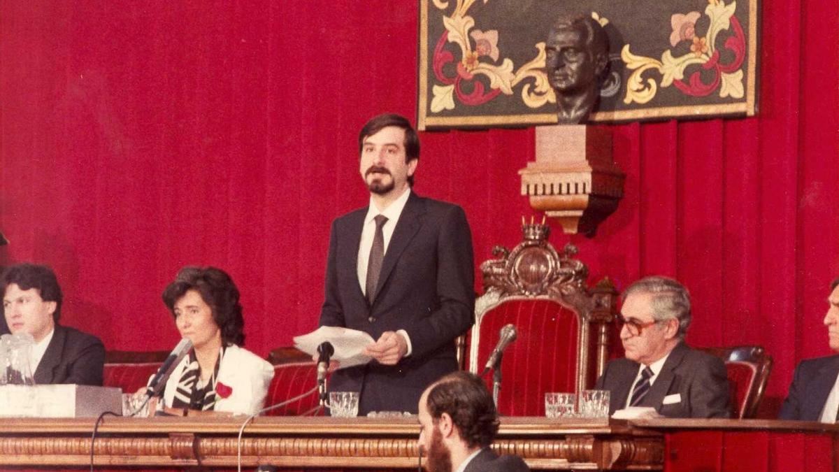 El socialista Antonio Embid, presidió las primeras Cortes que inicialmente celebraron sus sesiones plenarias en la sede del Colegio de Abogados de Zaragoza.