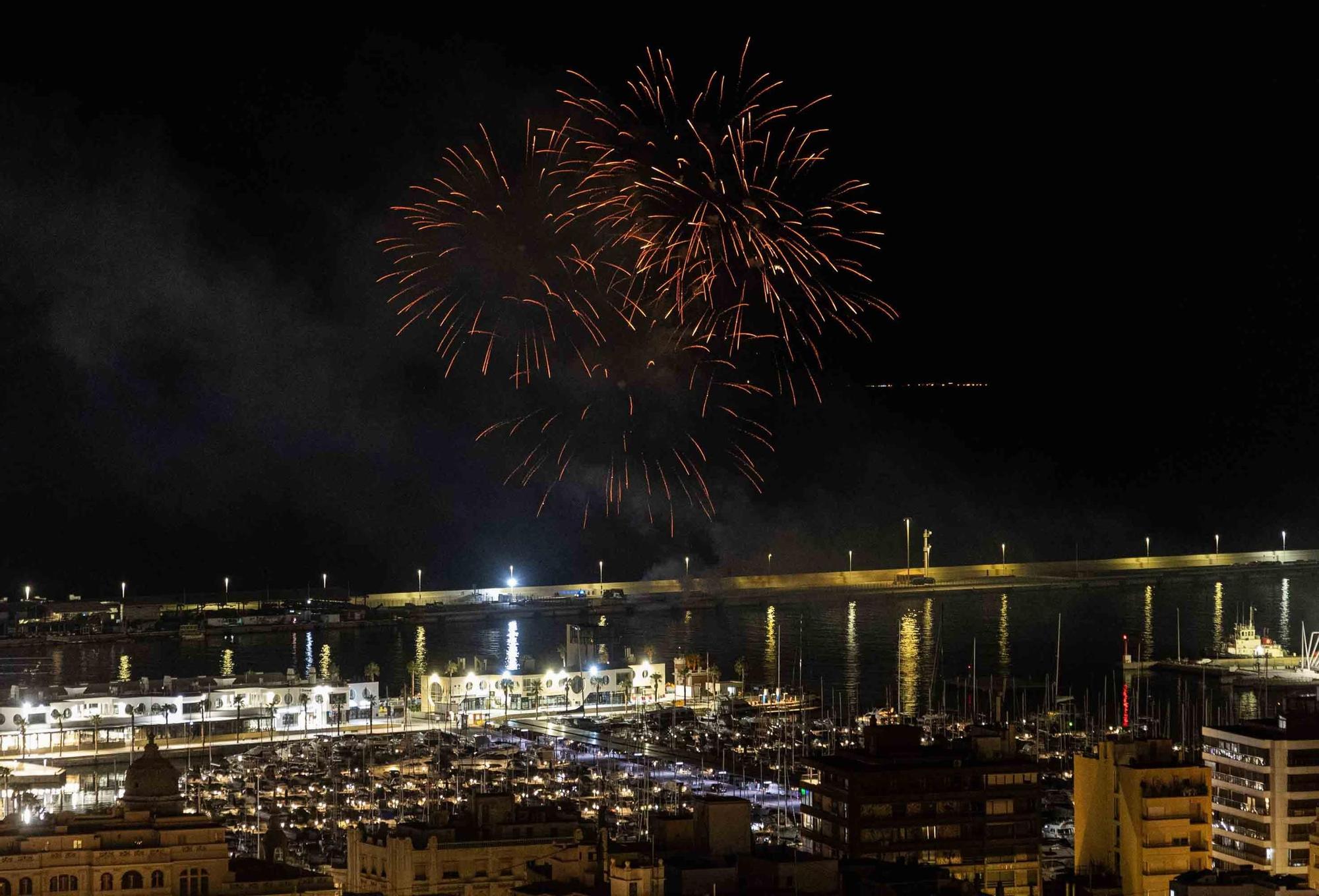 El castillo de fuegos del 9 d'octubre ilumina Alicante