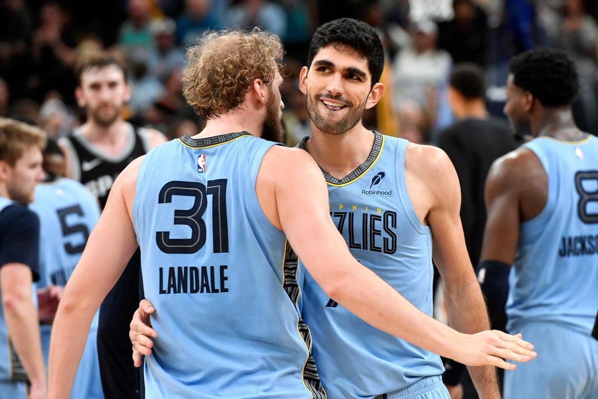 Santi Aldama celebra con Jock Landale el triunfo de anoche de los Grizzlies sobre los Spurs.