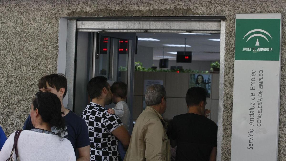 Usuarios hacen cola para acceder a una oficina de empleo en Córdoba.