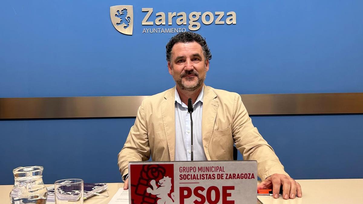 Paco Galán, concejal del PSOE en el Ayuntamiento de Zaragoza, este martes en rueda de prensa.