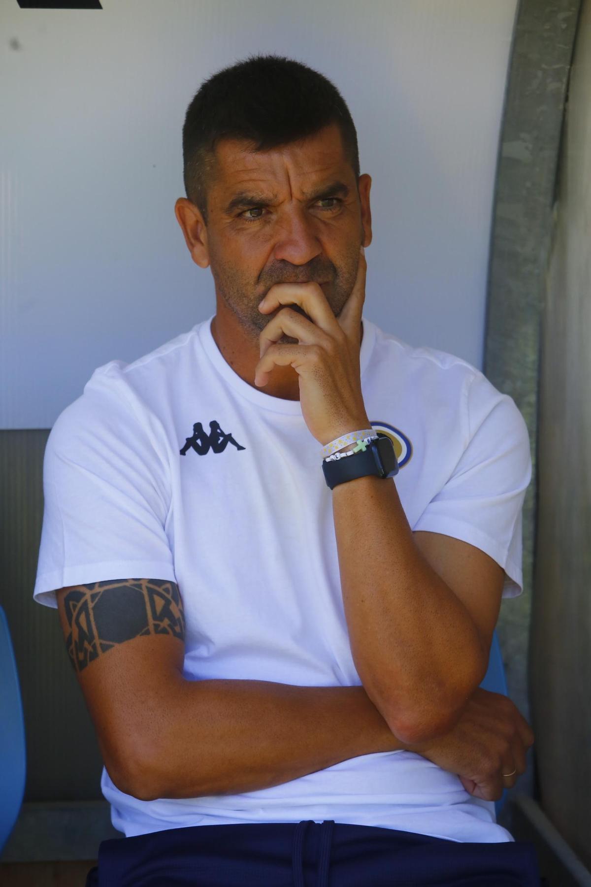 Torrecilla observa el partido.