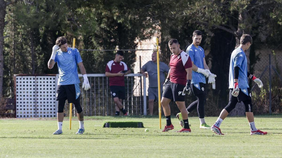 Sandro Blazic, a la izquierda de la imagen, durante una sesión de entrenamiento específica para porteros en la que ha podido participar el alemán, que sigue sin estar 100% recuperado.