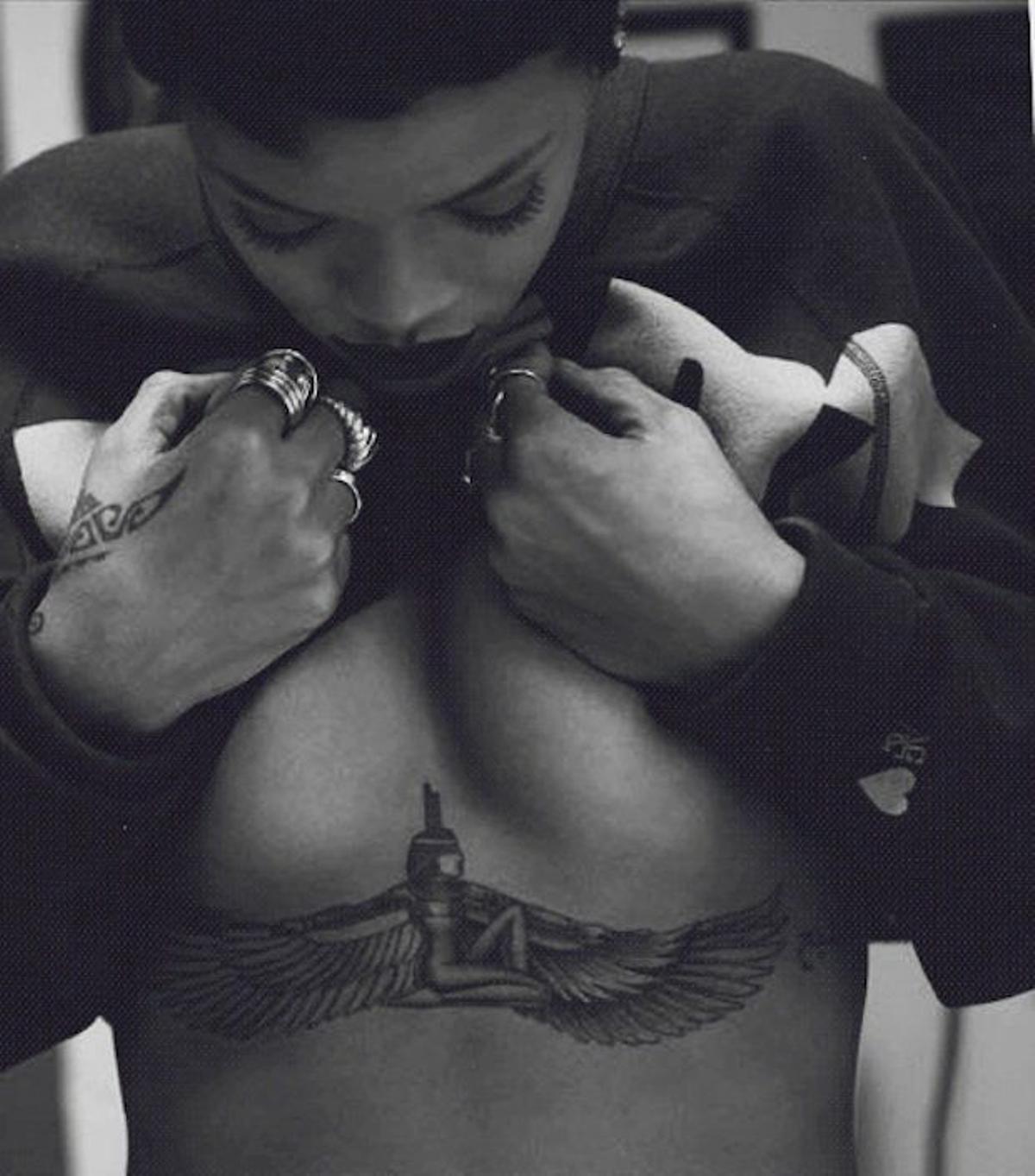 Rihanna tatuaje debajo del pecho