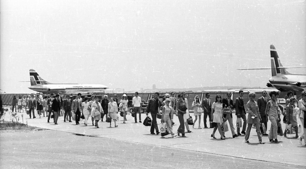 Turistas llegan en los 70 al aeropuerto de Alicante-Elche