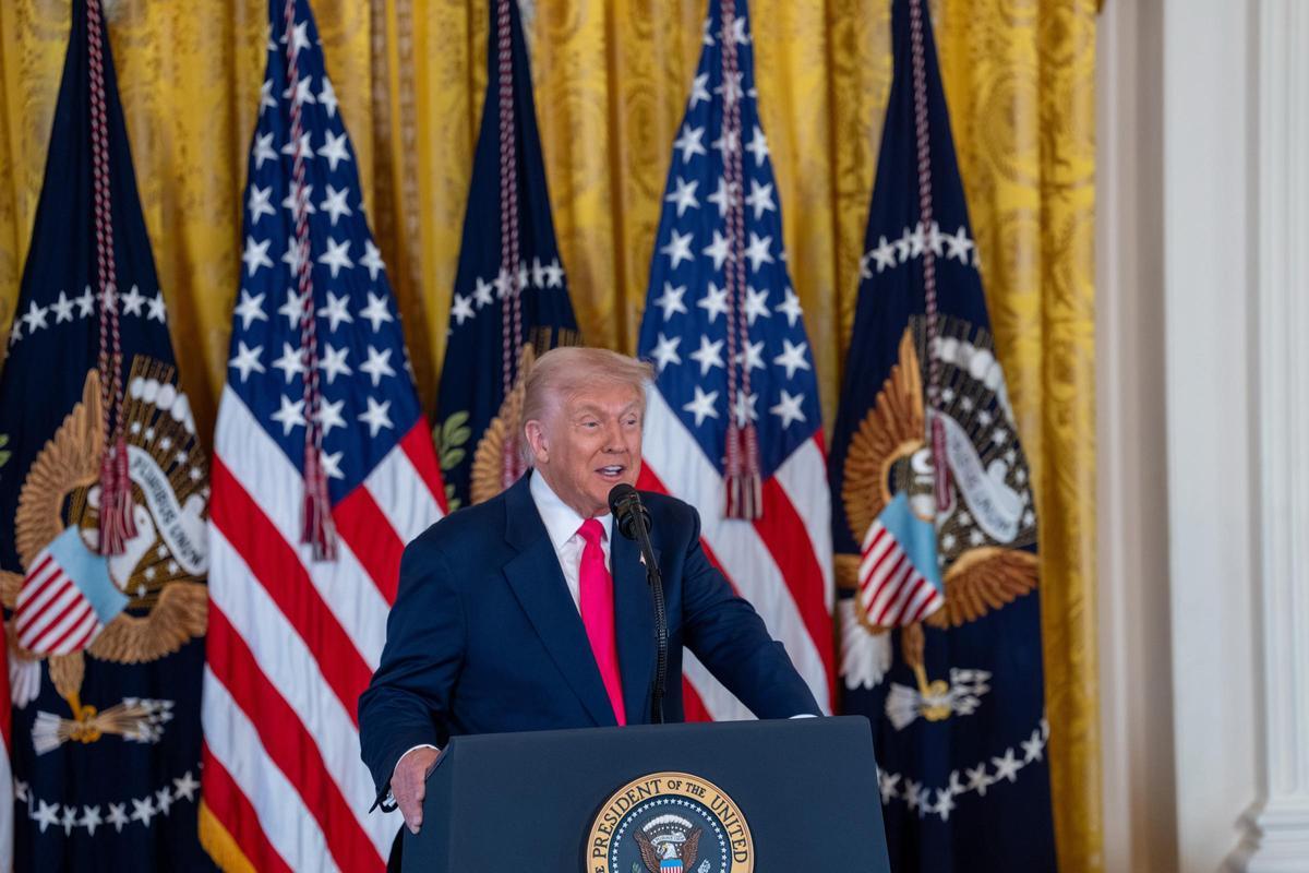 Trump anuncia excepcions d’aranzels a més de cent productes