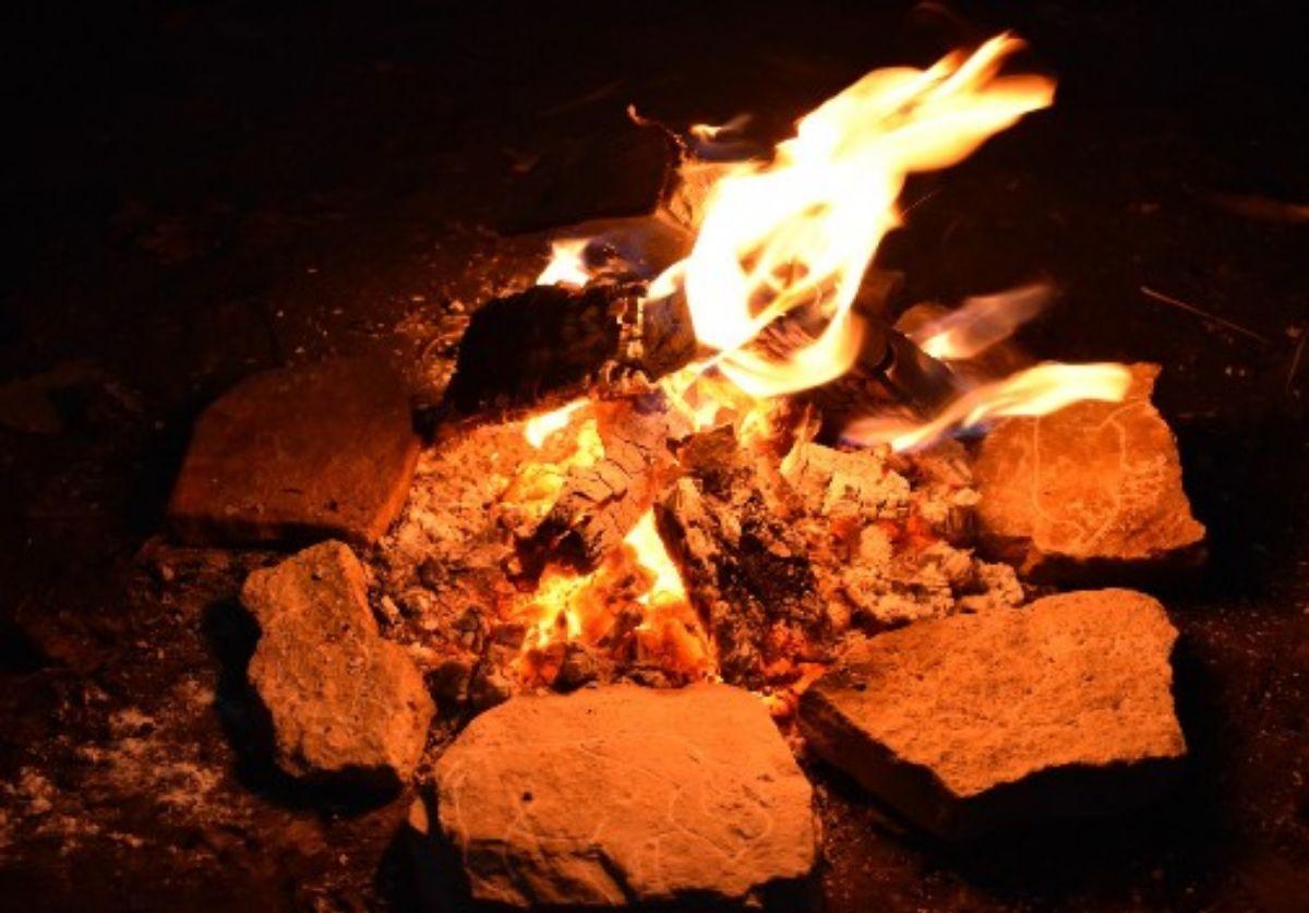 En la imagen se pueden apreciar los niveles de luz ambiental y la posición de las plaquetas con diseños artísticos en relación con el fuego, en una réplica de las situaciones vividas por los pueblos prehistóricos hace 15.000 años.