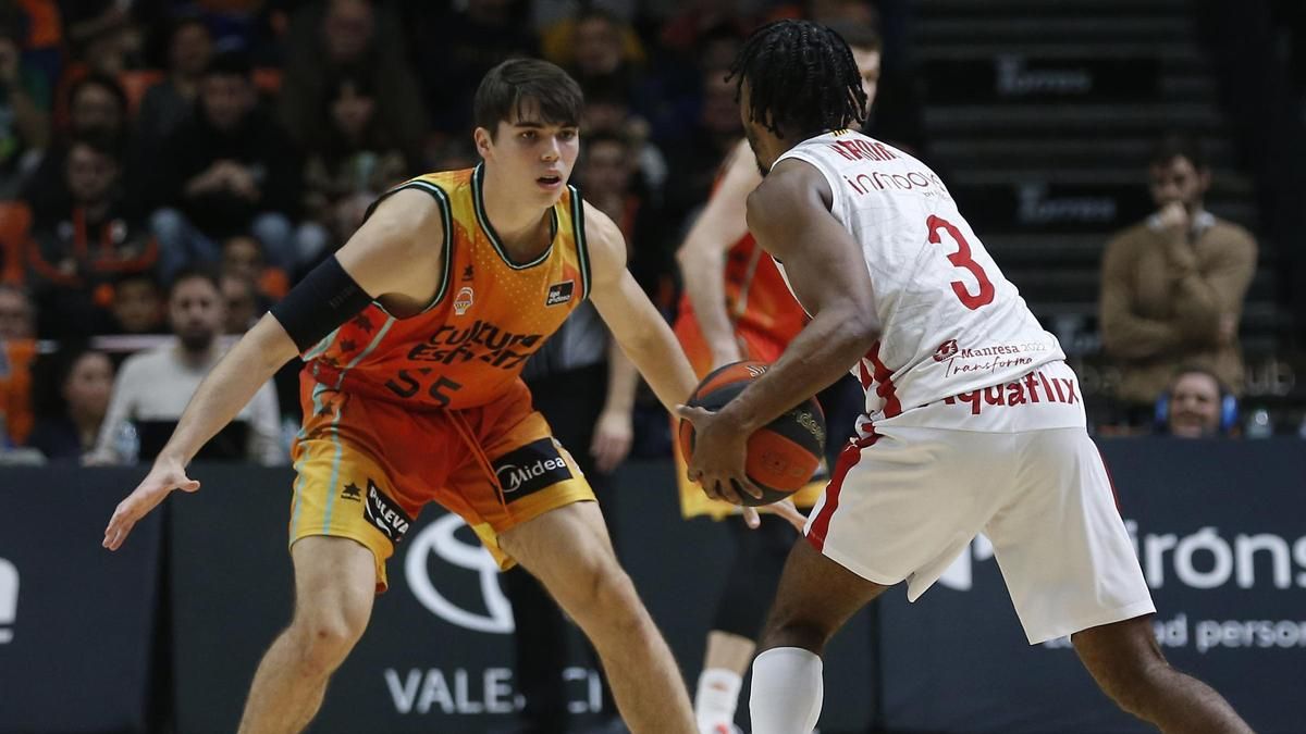 Lucas Marí, en un partido con el primer equipo del Valencia Basket, ante el BAXI Manresa