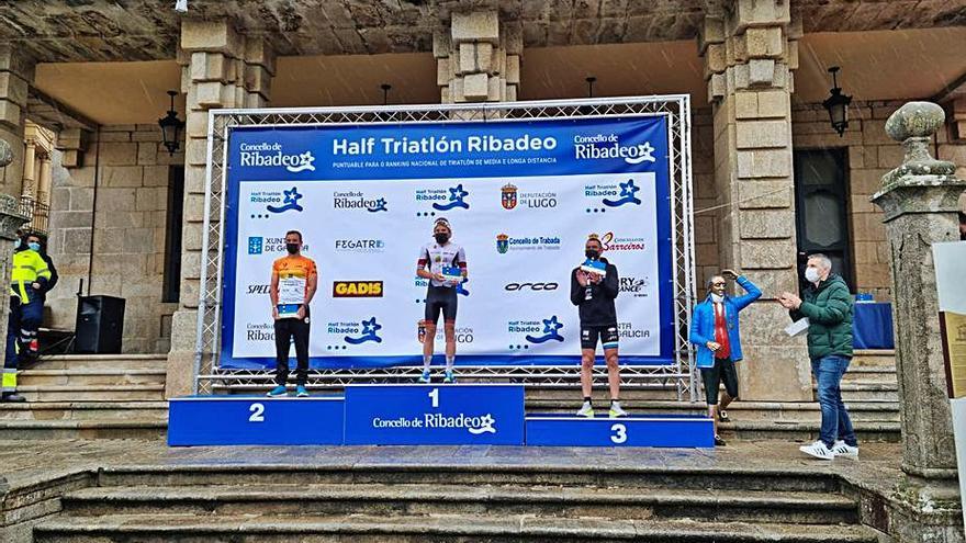 Cristóbal Dios en lo más alto del podio del Triatlón de Ribadeo. |