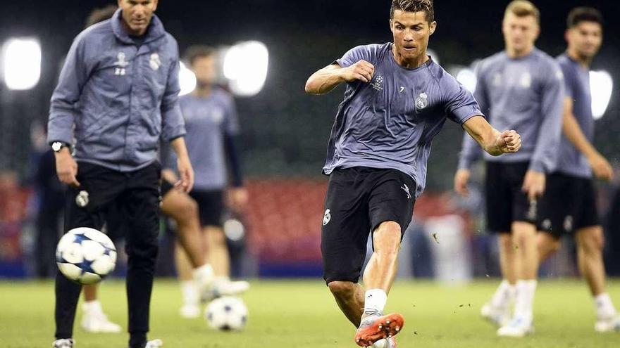 Cristiano dispara durante el entrenamiento del Real Madrid en Cardiff. // Efe