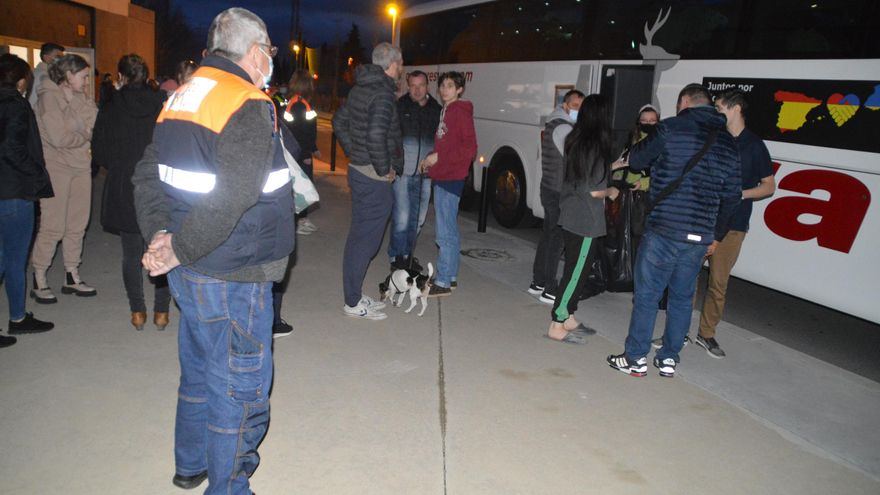 Figueres rep tres autocars de refugiats ucraïnesos de trànsit cap a Madrid