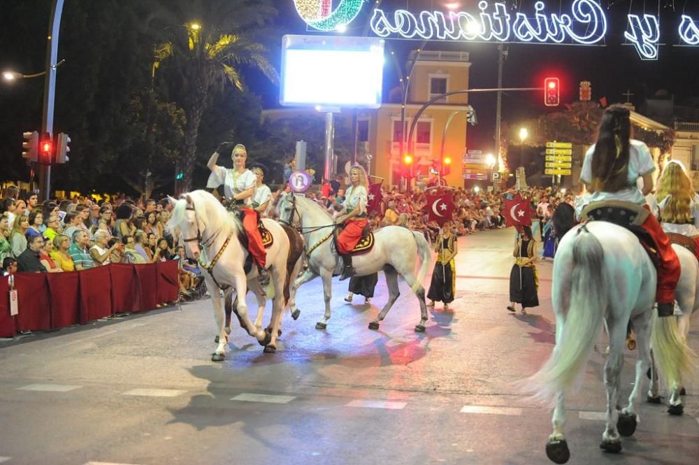 Desfile de Moros y Cristianos por las calles de Mu