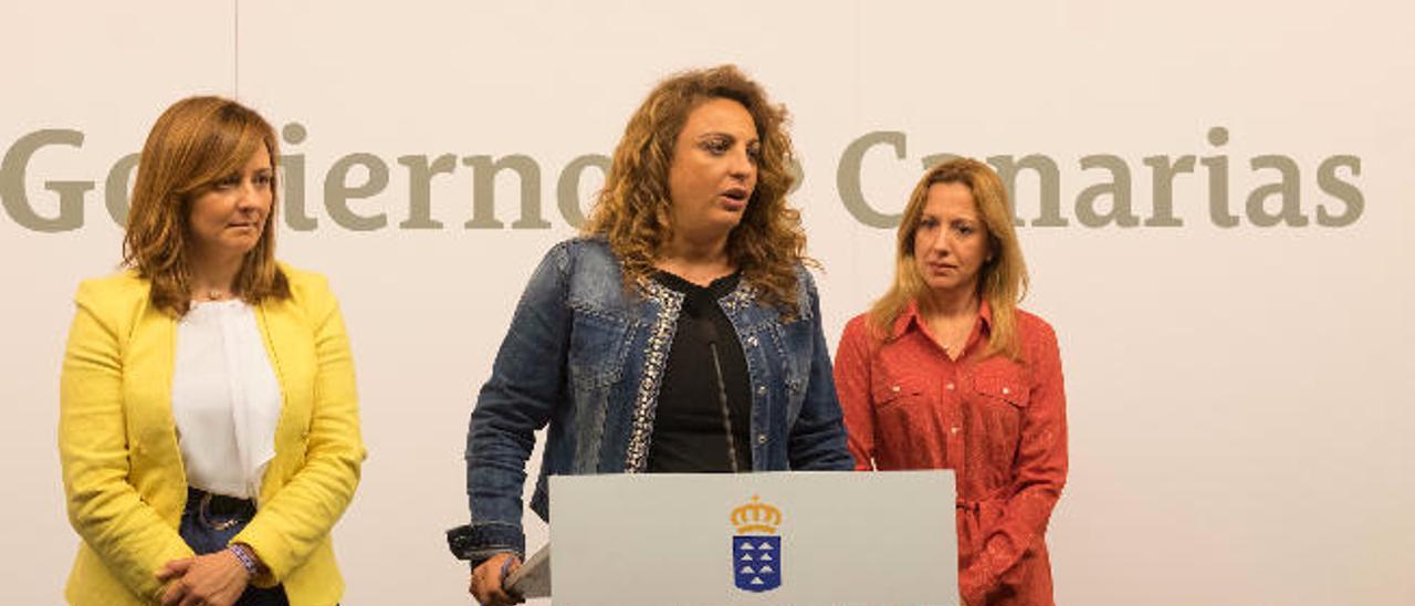 Las consejeras Nieves Lady Barreto, Cristina Valido y Rosa Dávila.