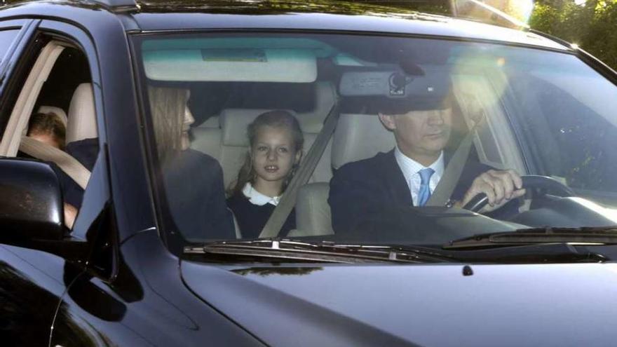 Los Reyes y las infantas, ayer, a su llegada al colegio.