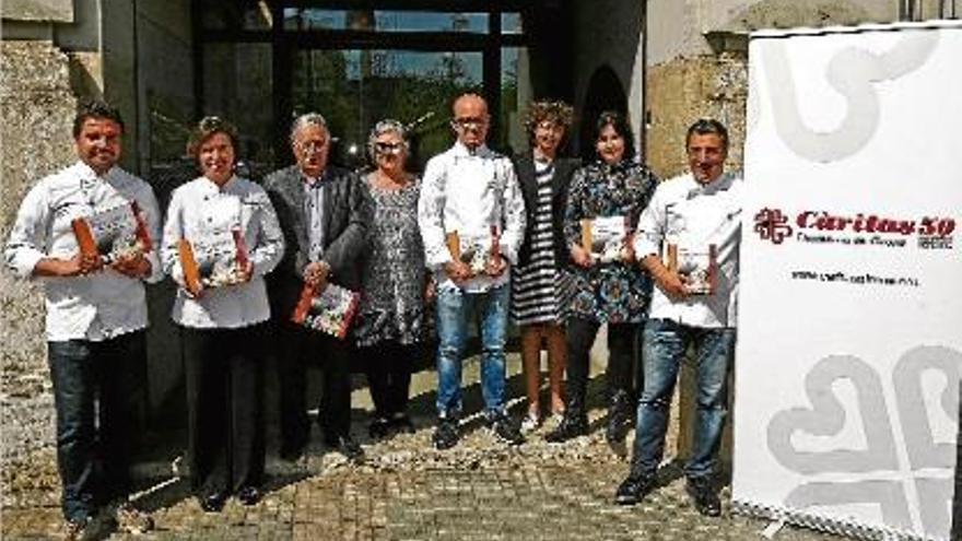 Els cuiners que ahir van participar en la presentació del llibre de receptes de Càritas, a Girona.