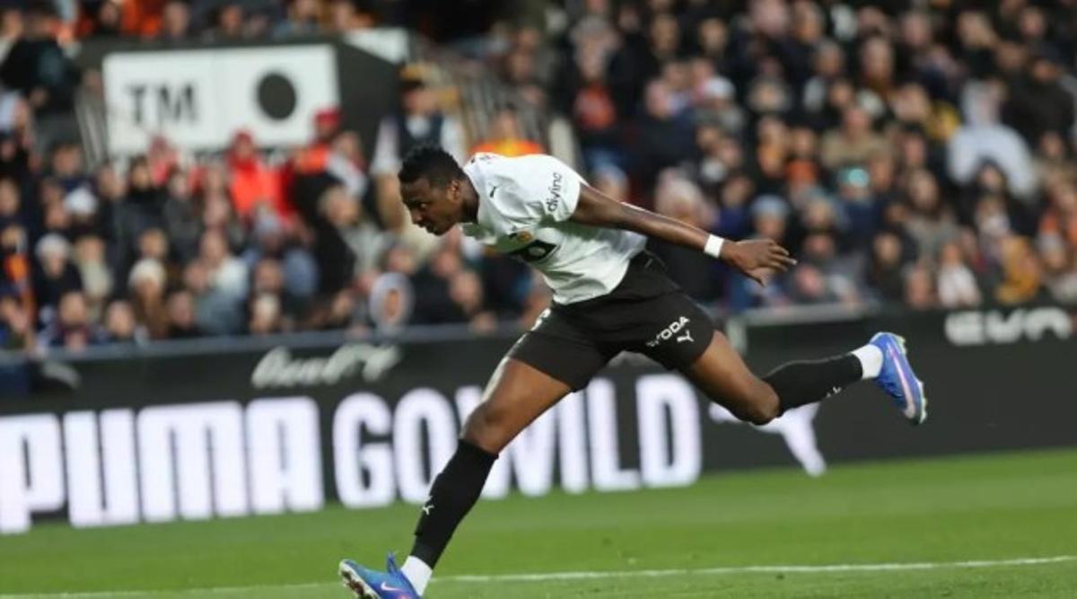 Umar Sadiq revitalizó el ataque del Valencia e hizo tomar precauciones a Manolo González.