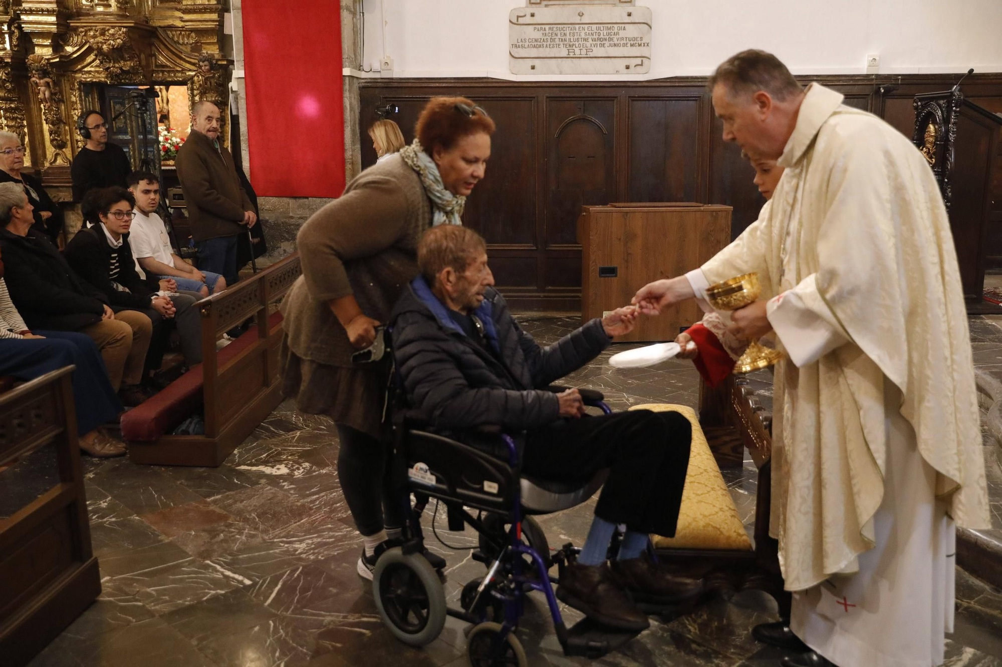El cardenal Ángel Fernández Artime oficia la primera misa cardenalicia de Gozón en el día de Todos los Santos en la parroquia de Santa María de Luanco