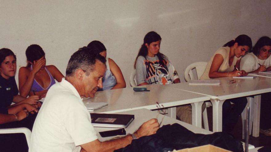 Un momento de clase de Luis Balbuena con sus alumnos en 2001 | lp/dlp