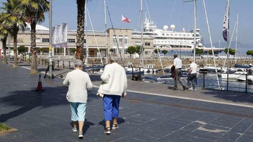 Cruceristas dirigiéndose al &quot;Braemar&quot;. // Alba Villar