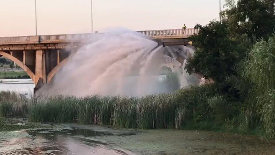 Rotura de una tubería en el puente de la Universidad de Badajoz