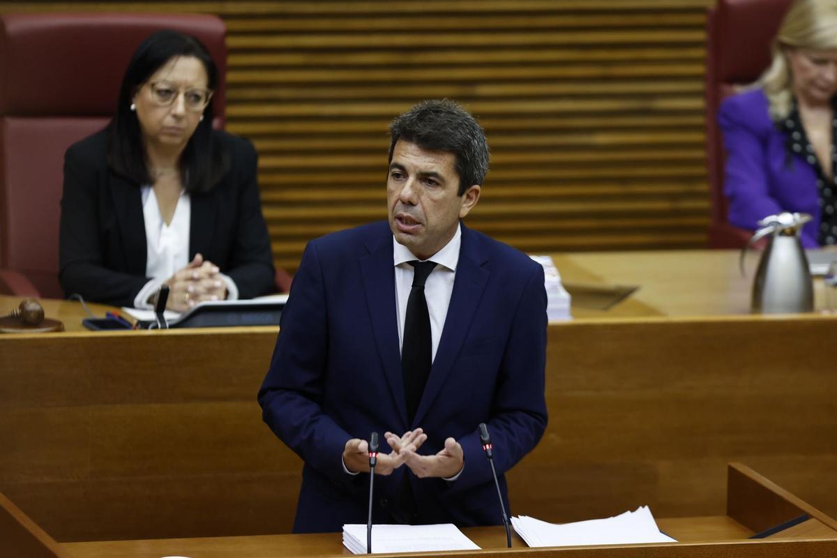 Mazón explica su gestión de la dana en las Corts durante el día 29 de octubre.