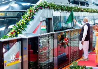 El primer tren rápido de la India ya se mueve sobre raíles de Gijón