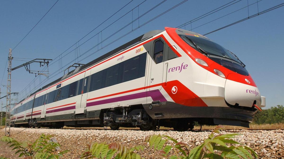 Un incendio en la estación de Torreblanca interrumpe la circulación de trenes en Castellón