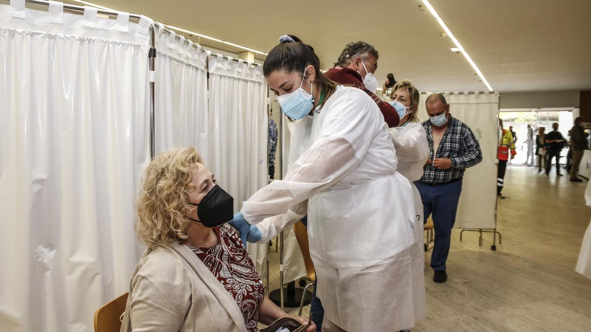 Una sanitaria inocula una dosis de Astrazeneca a una mujer, este lunes, en el Palacio de Congresos.