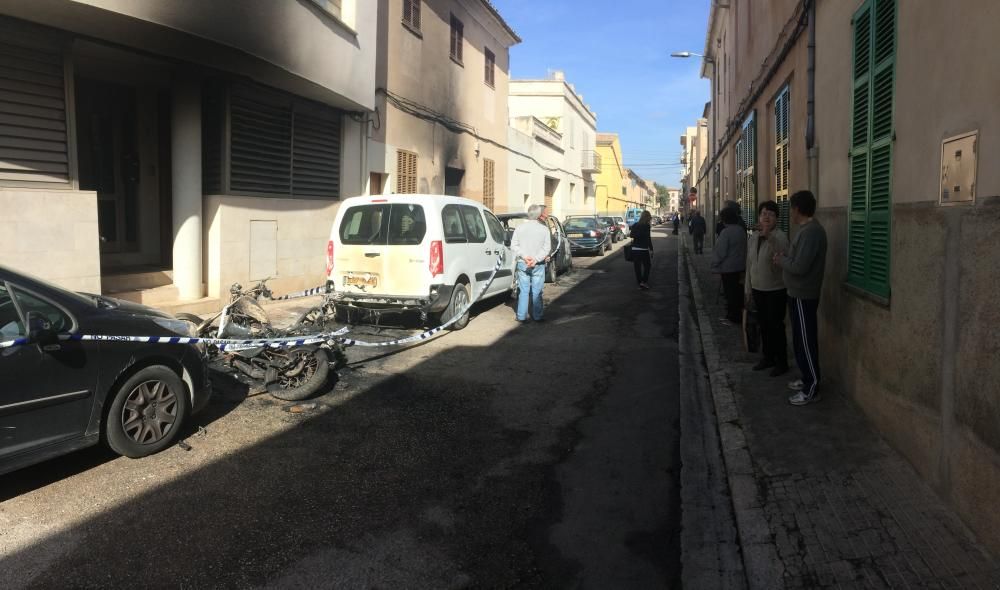 Cinco vehículos, dos motos y una vivenda afectadas por un incendio en Manacor