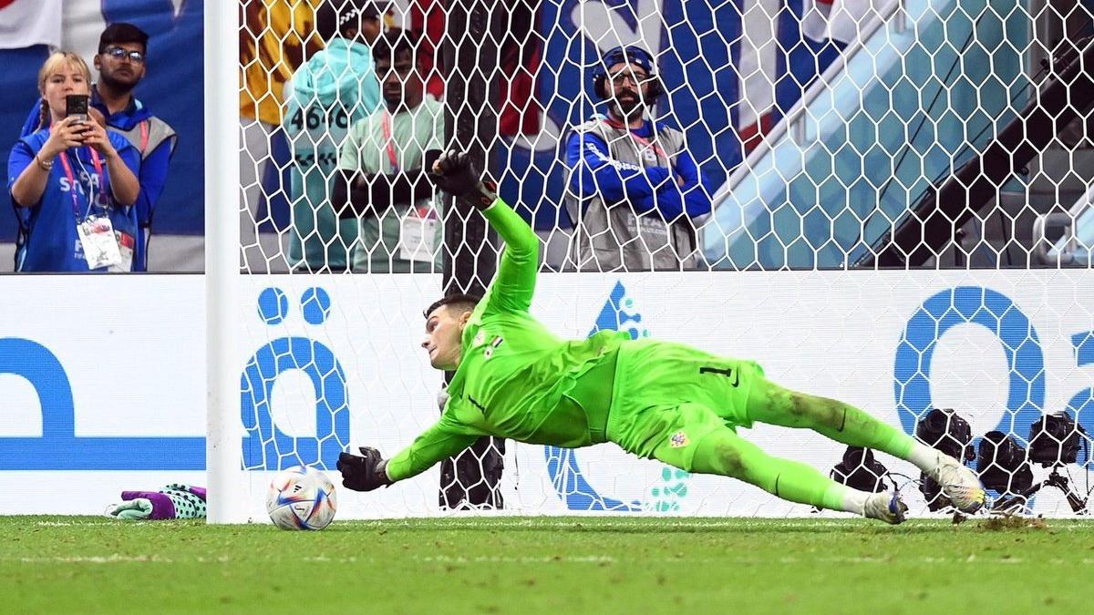 Livakovic detiene un penalti de la tanda contra Japón.