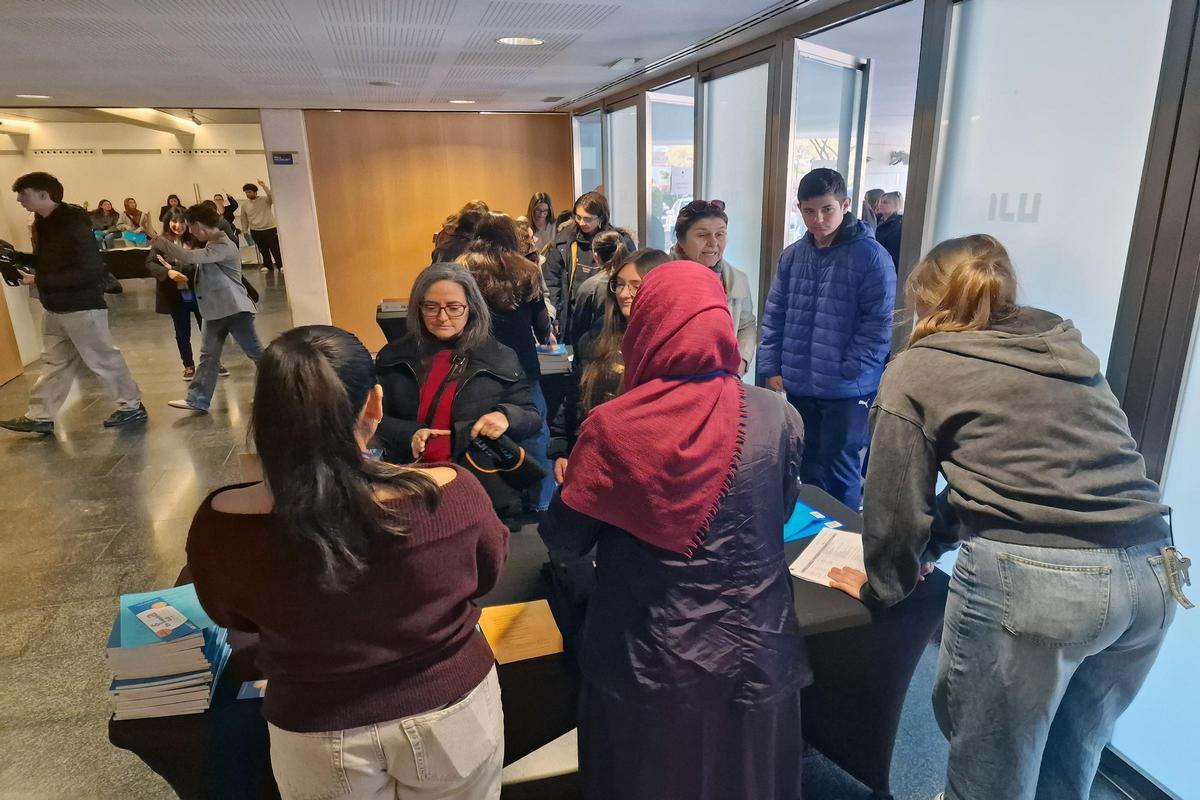 La Jornada de Portes Obertes «En família a l’UJI» mostra a 1.200 persones l’oferta formativa i les instal·lacions i serveis del campus La Jornada de Portes Obertes «En família a l’UJI» mostra a 1.200 persones l’oferta formativa i les instal·lacions i serveis del campus