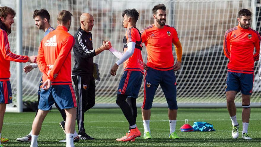 Pako Ayestarán, técnico auxiliar del Valencia, saluda a Danilo ayer en Paterna.