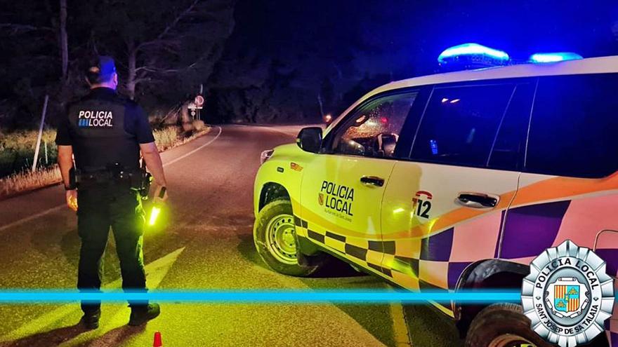 Un conductor se salta un control de drogas y se da a la fuga en Ibiza