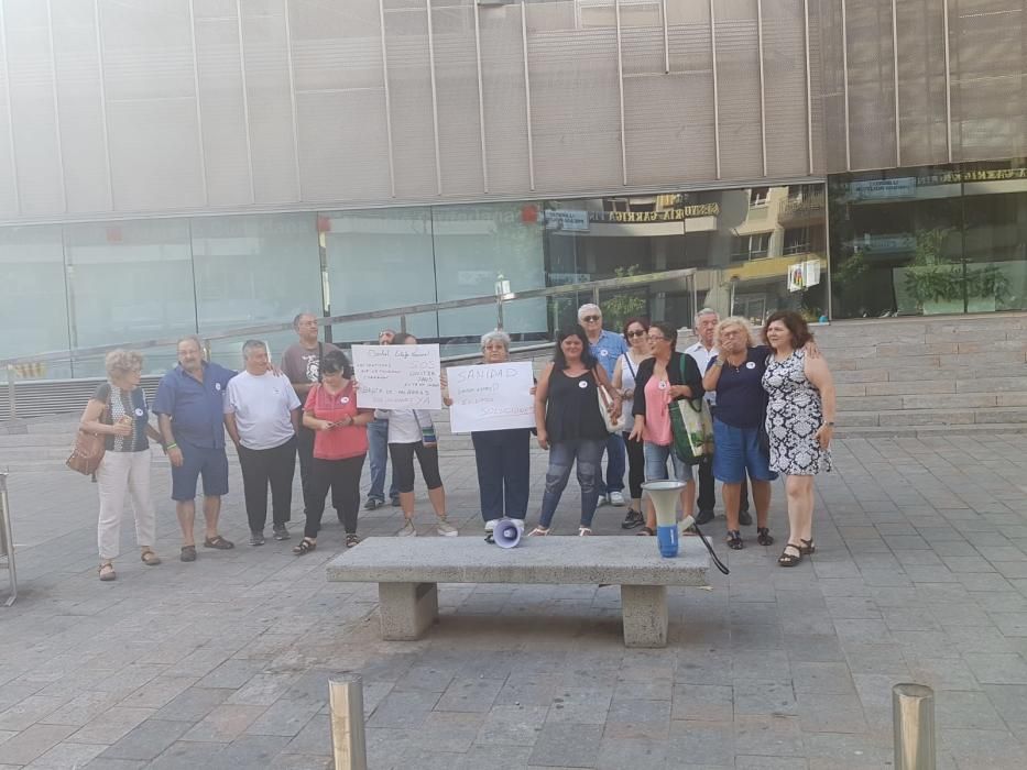 Protesta dels pacients d'iDental davant la Generalitat a Girona