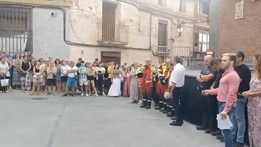 Emotivo minuto de silencio en Calatorao por el fallecimiento de un trabajador en un reciente incendio.