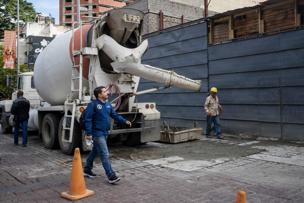 Trabajadores en una industria.