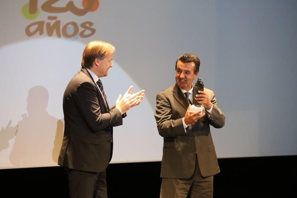 Joan Marí recoge el premio de manos del director territorial de Bankia en Baleares, Antoni Serra.