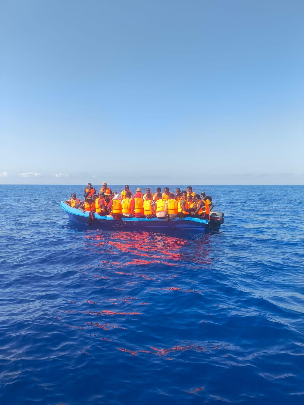 Una patera abarrotada de migrantes interceptada en aguas de Cabrera.